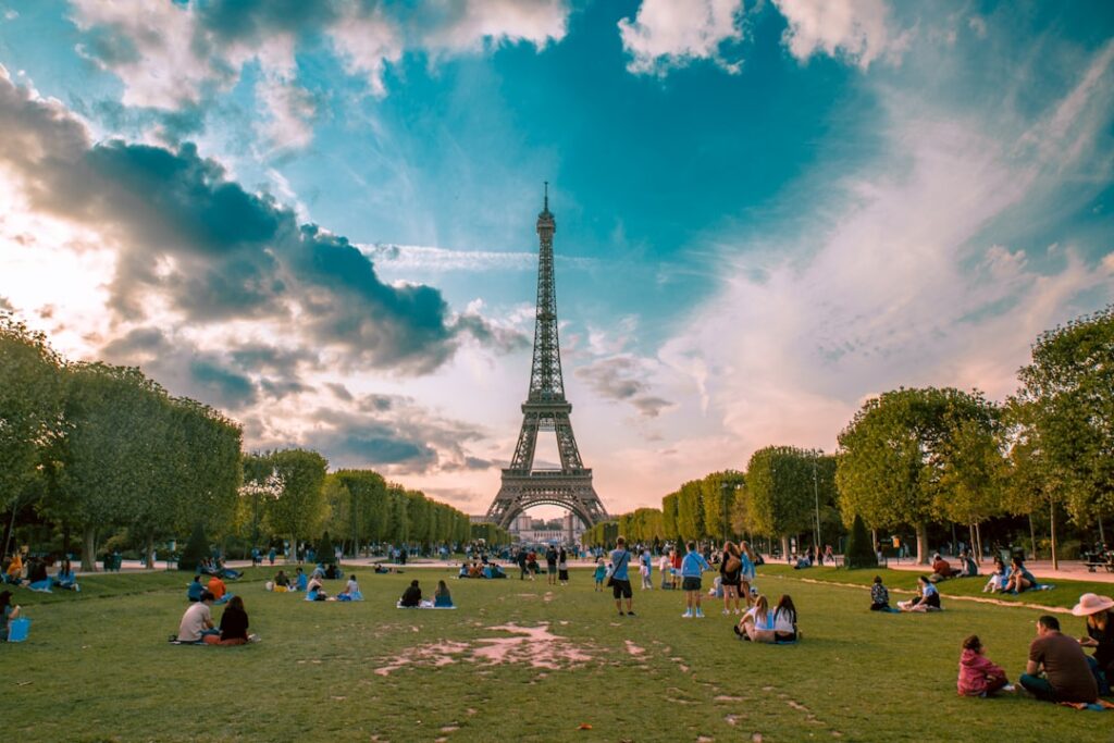 Eiffel-torony: Párizs ikonikus szimbóluma és a világ egyik csodája
